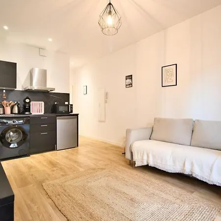 *t2*terrasse*calme*centre-ville*gare*commerce* Apartment